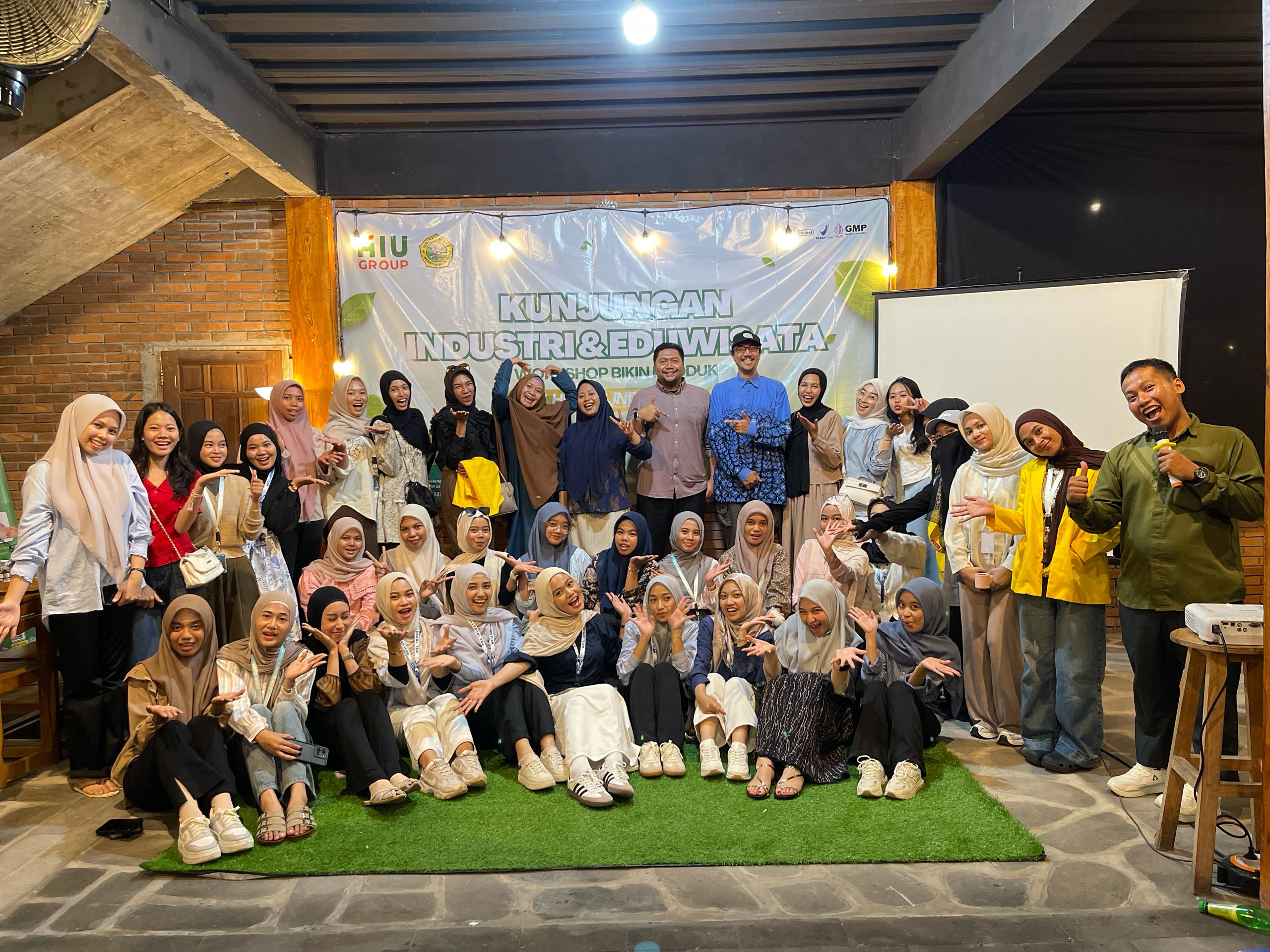 Kunjungan Industri ke Herbal Indo Utama, Mahasiswa UMW Coba Bikin Produk Herbal Sendiri!